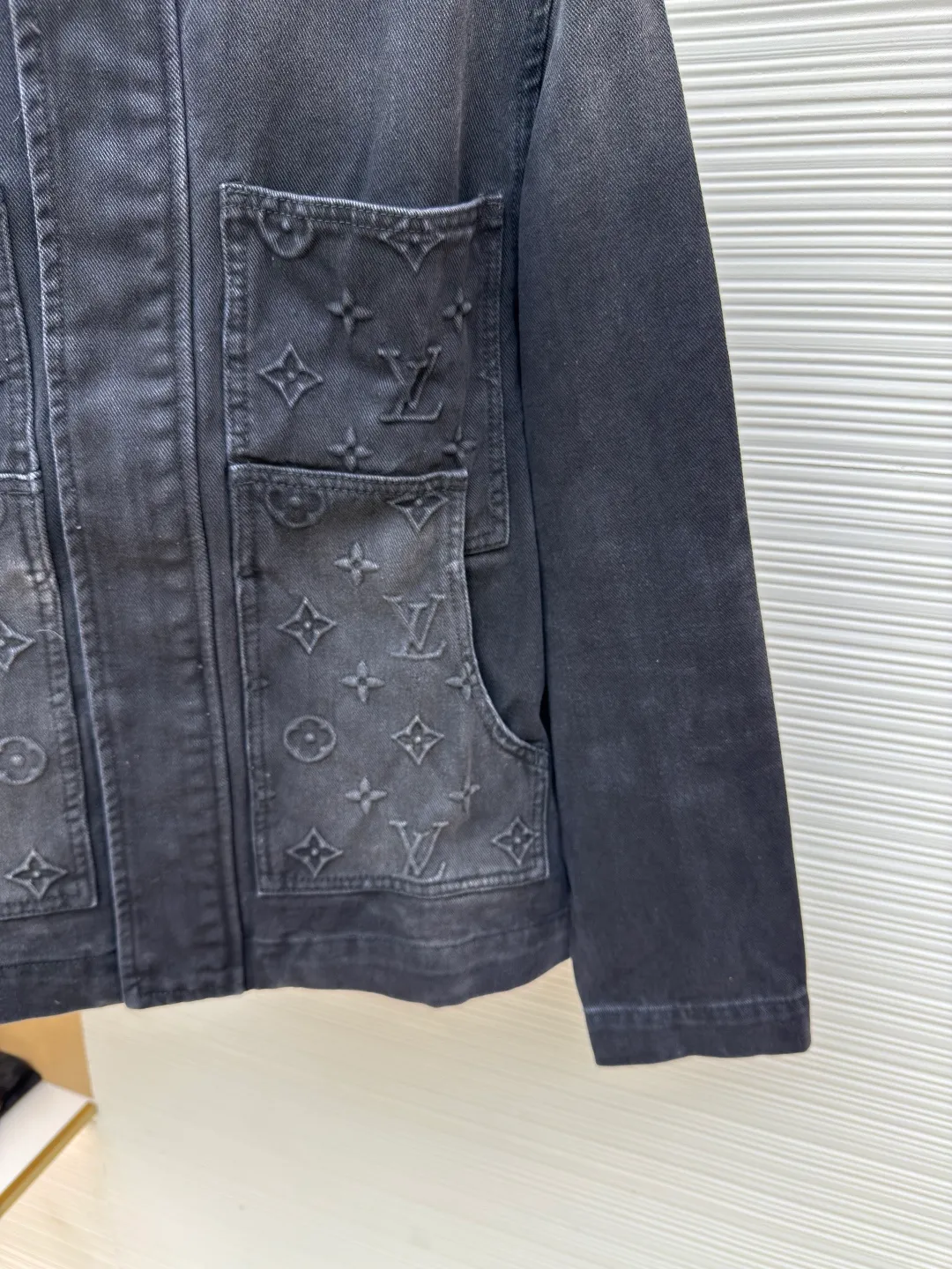 LOUIS VUITTON embossed pocket denim jacket ●Authentic product: Purchased and developed by 14219 ●Item number: 1680246-B95 ●Fabric: Denim denim fabric ●Technology: Heavy industrial washing ●Version: Fitted version ●Size: 46-48-50-52 ●Weight: about 1035g ●Description: The overall wiring is straight and delicate, the fabric is comfortable and soft, the color is consistent and there is no color difference